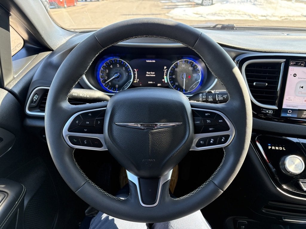 2025 Chrysler Pacifica Select
