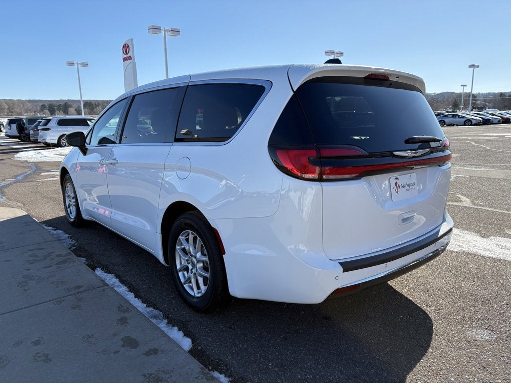 2025 Chrysler Pacifica Select