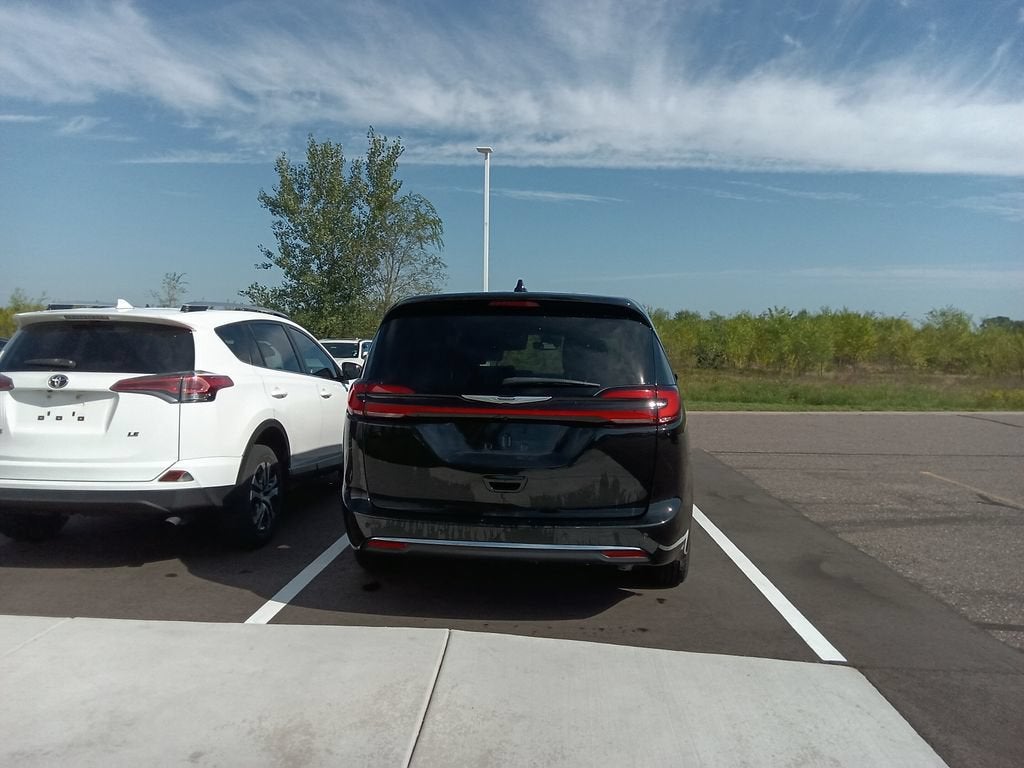 2025 Chrysler Pacifica Select
