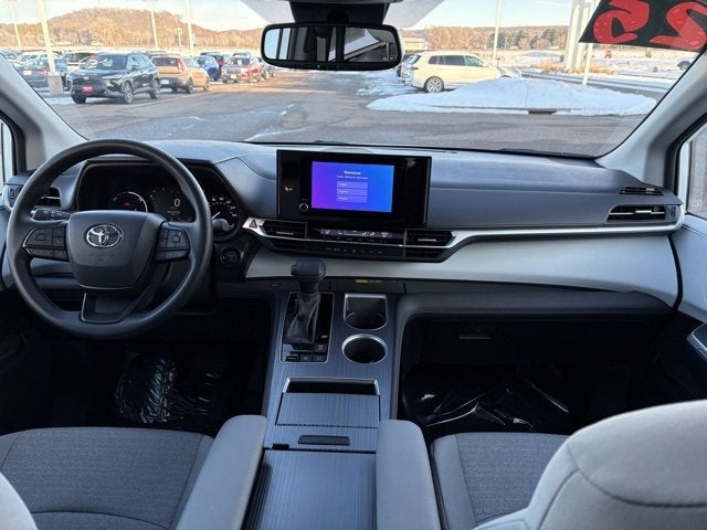 2025 Toyota Sienna LE