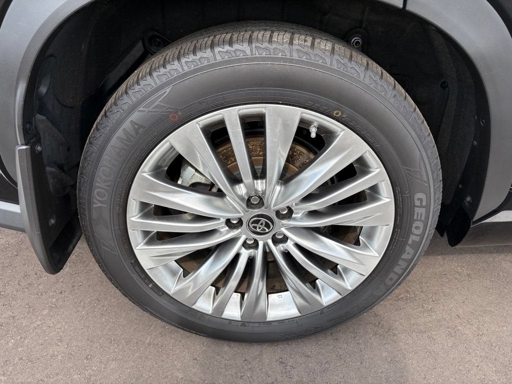 2023 Toyota Highlander Hybrid Platinum