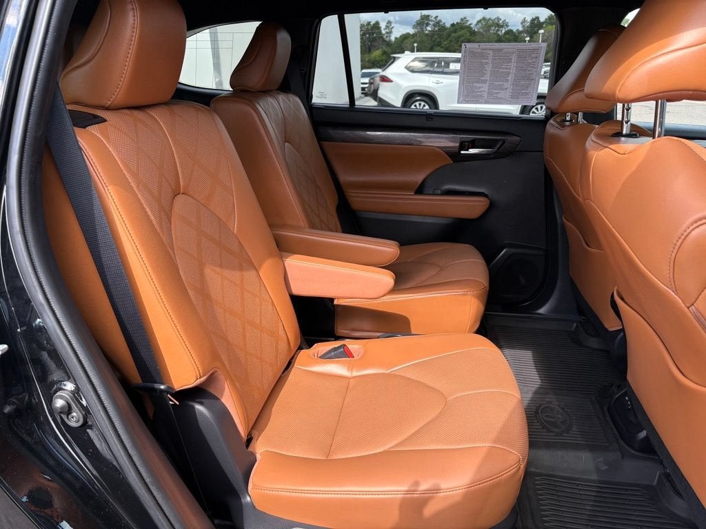 2023 Toyota Highlander Hybrid Platinum