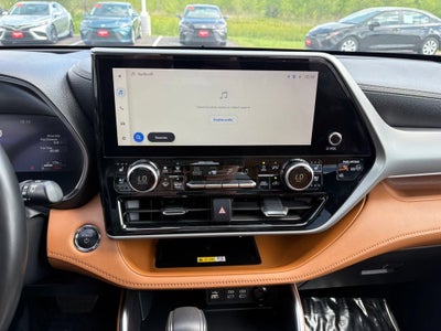2023 Toyota Highlander Hybrid Platinum