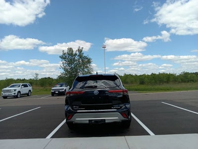 2023 Toyota Highlander Hybrid Platinum