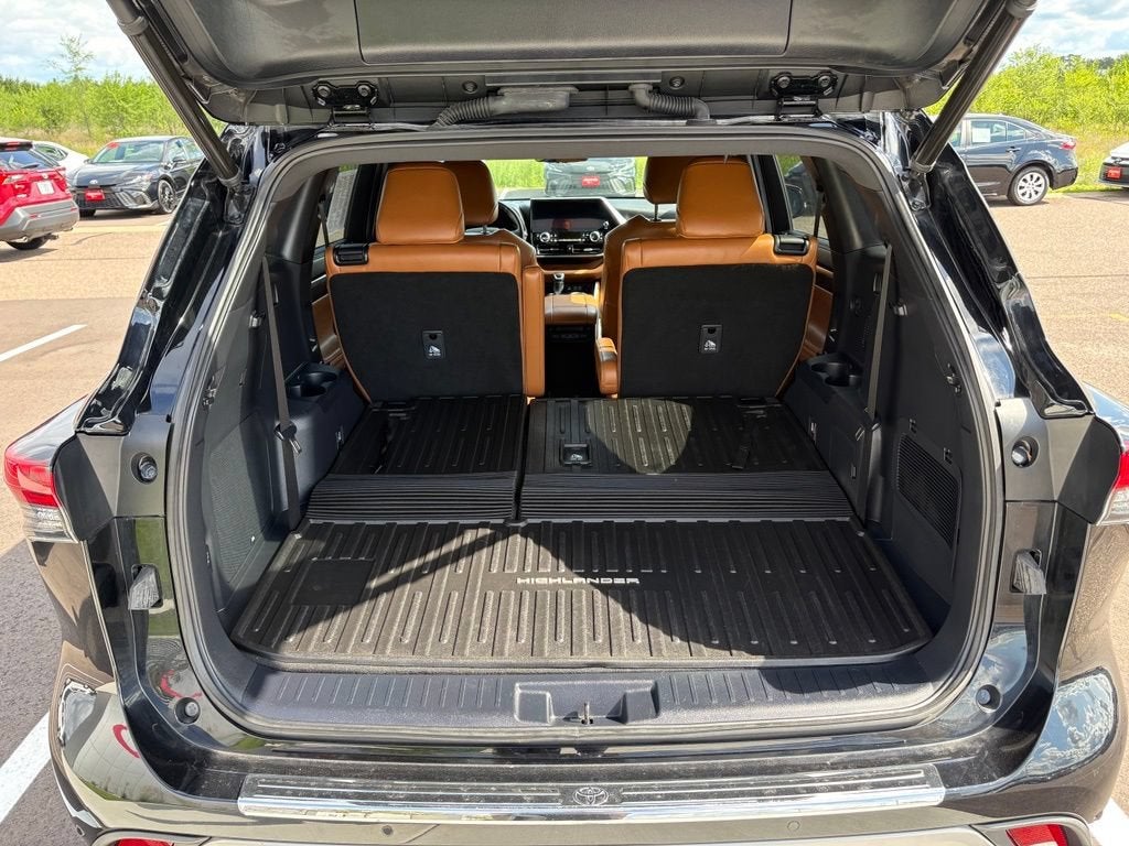 2023 Toyota Highlander Hybrid Platinum