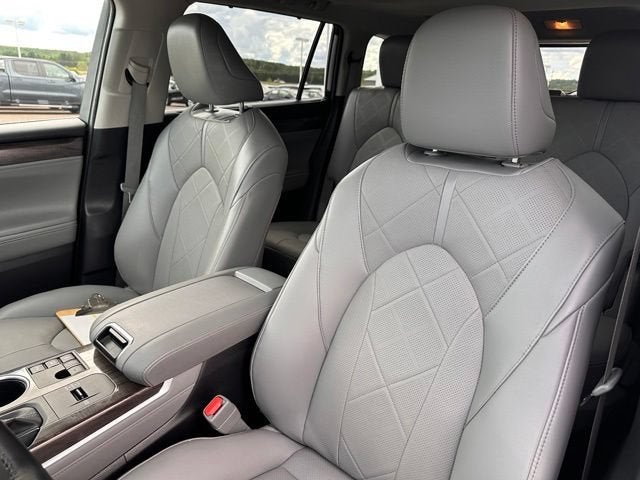 2023 Toyota Highlander Hybrid Platinum