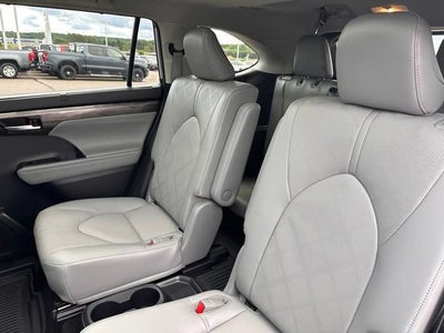 2023 Toyota Highlander Hybrid Platinum