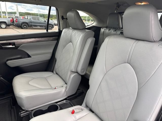 2023 Toyota Highlander Hybrid Platinum