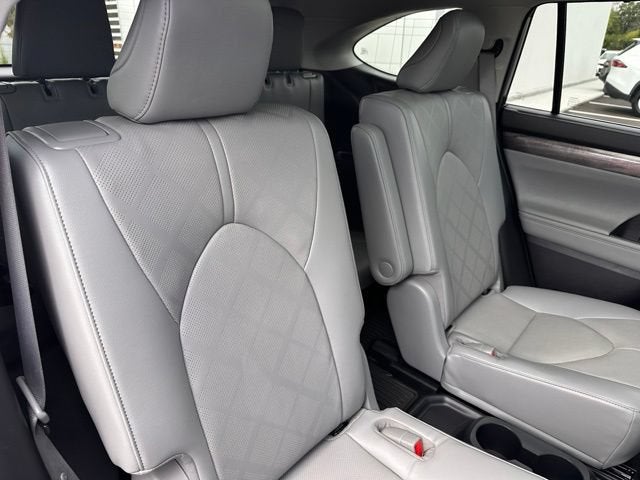 2023 Toyota Highlander Hybrid Platinum