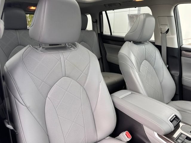 2023 Toyota Highlander Hybrid Platinum
