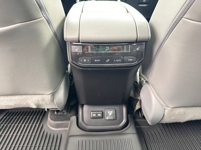 2023 Toyota Highlander Hybrid Platinum