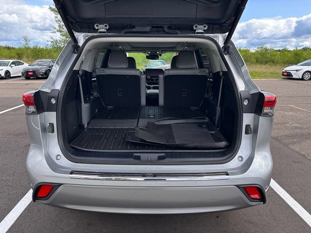 2023 Toyota Highlander Hybrid Platinum