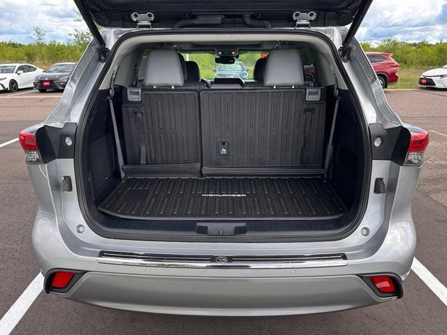 2023 Toyota Highlander Hybrid Platinum