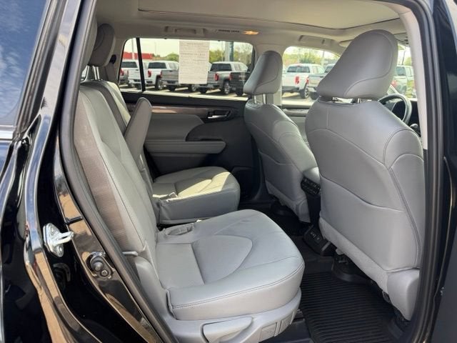 2025 Toyota Highlander Platinum