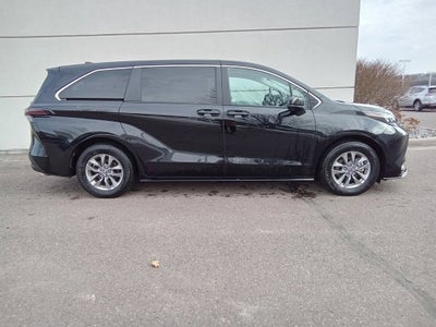 2025 Toyota Sienna LE